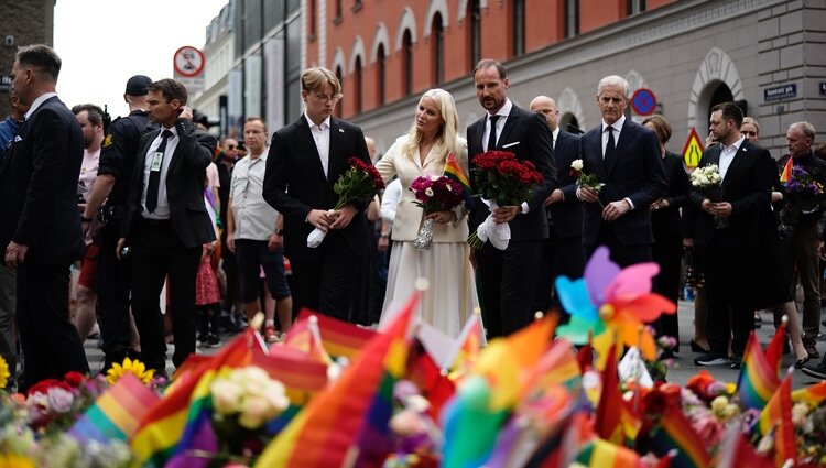 Haakon y Mette-Marit de Noruega y su hijo Sverre Magnus de Noruega en el homenaje a las víctimas del atentado homófobo en Oslo