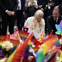 Haakon y Mette-Marit de Noruega depositan flores en el homenaje a las víctimas del atentado homófobo de Oslo