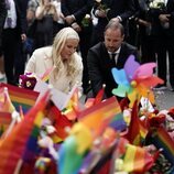 Haakon y Mette-Marit de Noruega depositan flores en el homenaje a las víctimas del atentado homófobo de Oslo