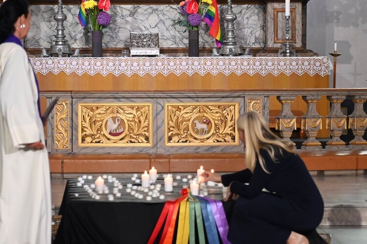 Mette-Marit de Noruega encendiendo una vela por las víctimas del atentado homófobo de Oslo