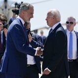 El Rey Felipe y Joe Biden se saludan en el recibimiento oficial al Presidente de Estados Unidos para la Cumbre de la OTAN en Madrid