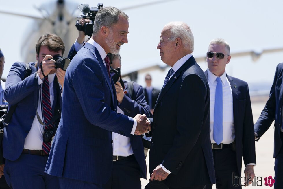 El Rey Felipe y Joe Biden se saludan en el recibimiento oficial al Presidente de Estados Unidos para la Cumbre de la OTAN en Madrid