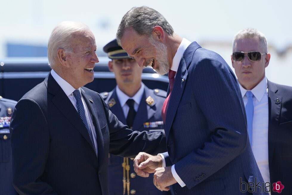 Joe Biden y el Rey Felipe riéndose en el recibimiento oficial al Presidente de Estados Unidos para la Cumbre de la OTAN en Madrid
