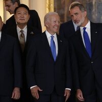 Joe Biden y el Rey Felipe en un momento cómplice en la cena por la Cumbre de la OTAN en Madrid
