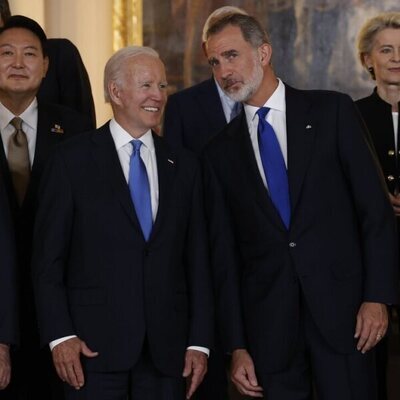 Joe Biden y el Rey Felipe en un momento cómplice en la cena por la Cumbre de la OTAN en Madrid