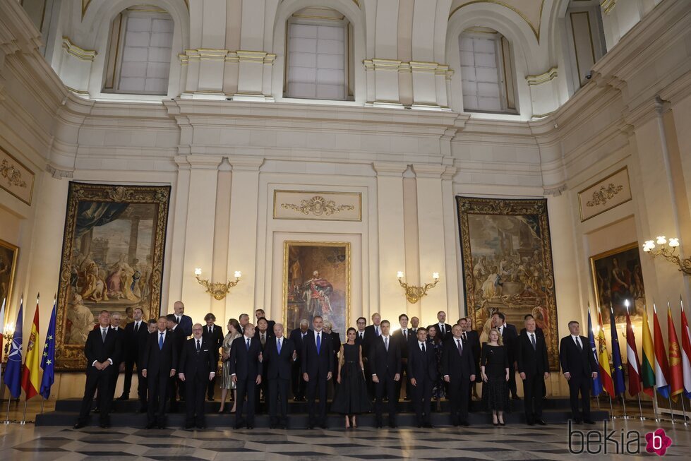 Los Reyes Felipe y Letizia con los jefes de Estado y de Gobierno asistentes en la cena por la Cumbre de la OTAN en Madrid