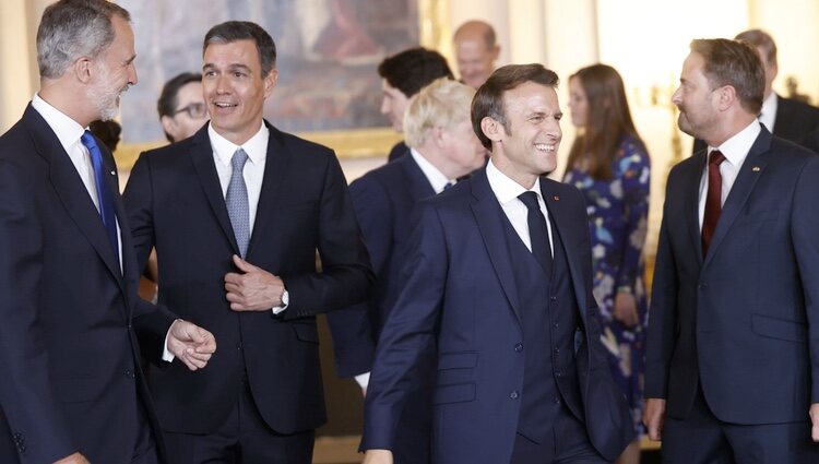 El Rey Felipe y Pedro Sánchez riéndose junto a Emmanuel Macron y Xavier Bettel en la cena por la Cumbre de la OTAN en Madrid
