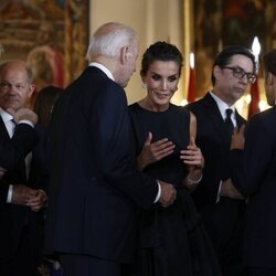 La Reina Letizia y Joe Biden compartiendo confidencias en la cena por la Cumbre de la OTAN en Madrid
