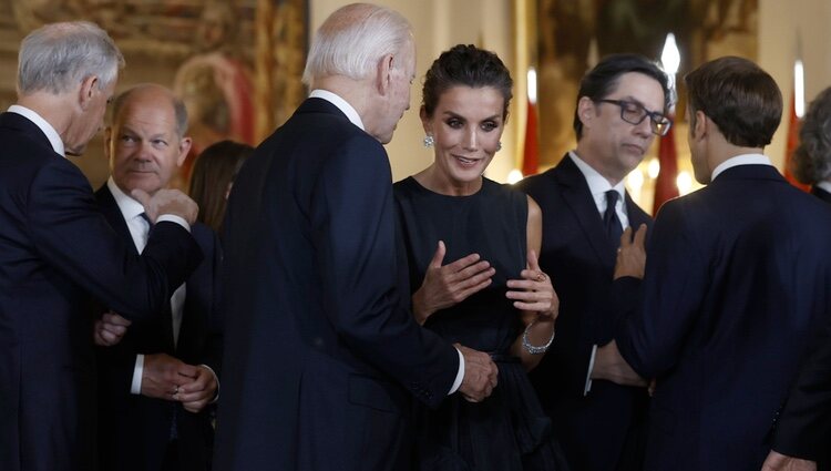 La Reina Letizia y Joe Biden compartiendo confidencias en la cena por la Cumbre de la OTAN en Madrid