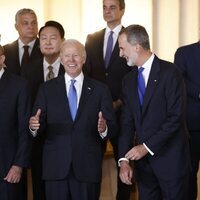 Joe Biden y el Rey Felipe bromeando junto a la Reina Letizia en la cena por la Cumbre de la OTAN en Madrid