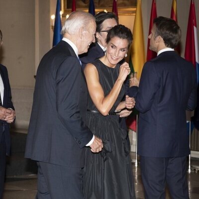 La Reina Letizia y Joe Biden riéndose en la cena por la Cumbre de la OTAN en Madrid