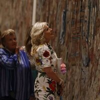 Jill Biden admirando los tapices en su visita al Palacio de la Granja por la Cumbre de la OTAN
