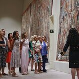 Gauthier Destenay, la Reina Letizia, Begoña Gómez y Jill Biden admirando los tapices en su visita al Palacio de la Granja por la cumbre de la OTAN