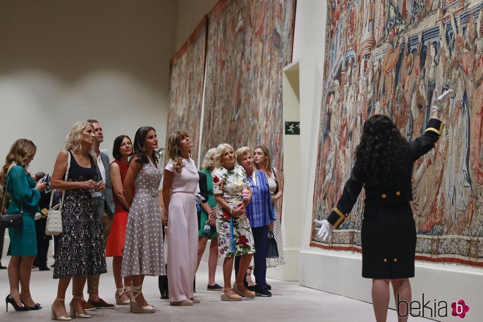 Gauthier Destenay, la Reina Letizia, Begoña Gómez y Jill Biden admirando los tapices en su visita al Palacio de la Granja por la cumbre de la OTAN