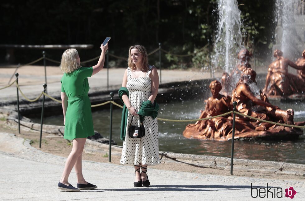 Las nietas de Joe y Jill Biden haciéndose fotos en su visita al Palacio de La Granja por la Cumbre de la OTAN
