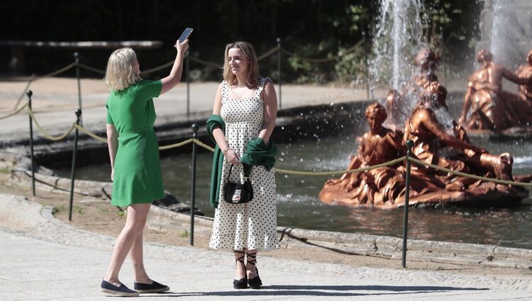 Las nietas de Joe y Jill Biden haciéndose fotos en su visita al Palacio de La Granja por la Cumbre de la OTAN