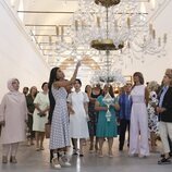 La Reina Letizia, Begoña Gómez y las acompañantes en la Real Fábrica de Cristales de La Granja en su visita al Palacio de la Granja por la Cumbre de la OTA