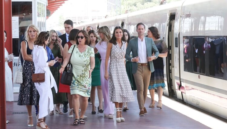La Reina Letizia, Begoña Gómez y los y las acompañantes tras volver de Segovia en AVE en la Cumbre de la OTAN en Madrid