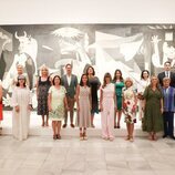 La Reina Letizia, Begoña Gómez y los y las acompañantes ante el 'Guernica' de Picasso en el Museo Reina Sofía