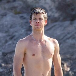 Miguel Bernardeau con el torso desnudo en la playa en Ibiza