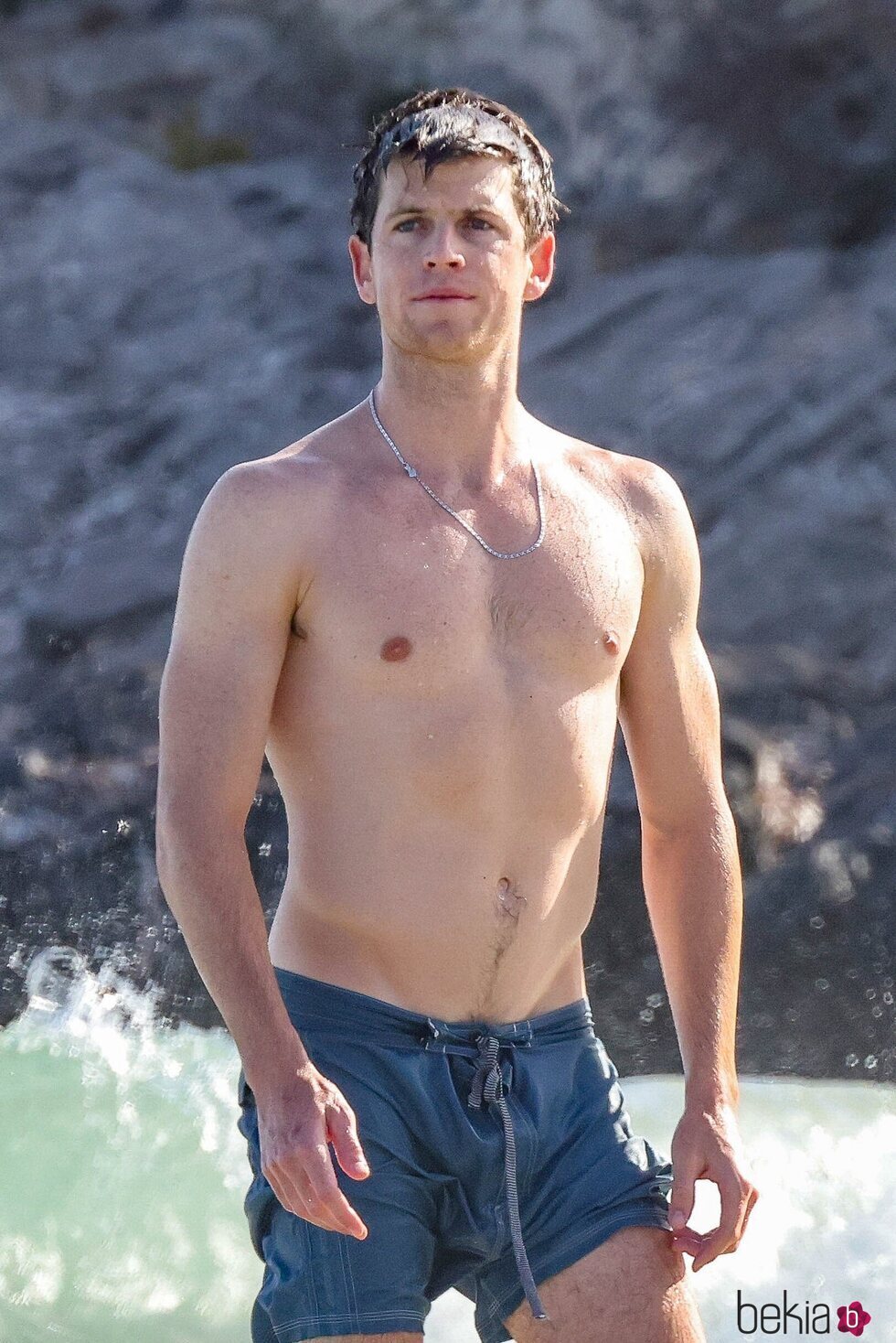 Miguel Bernardeau con el torso desnudo en la playa en Ibiza