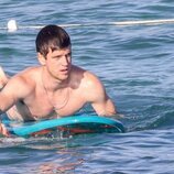 Miguel Bernardeau practicando surf en Ibiza