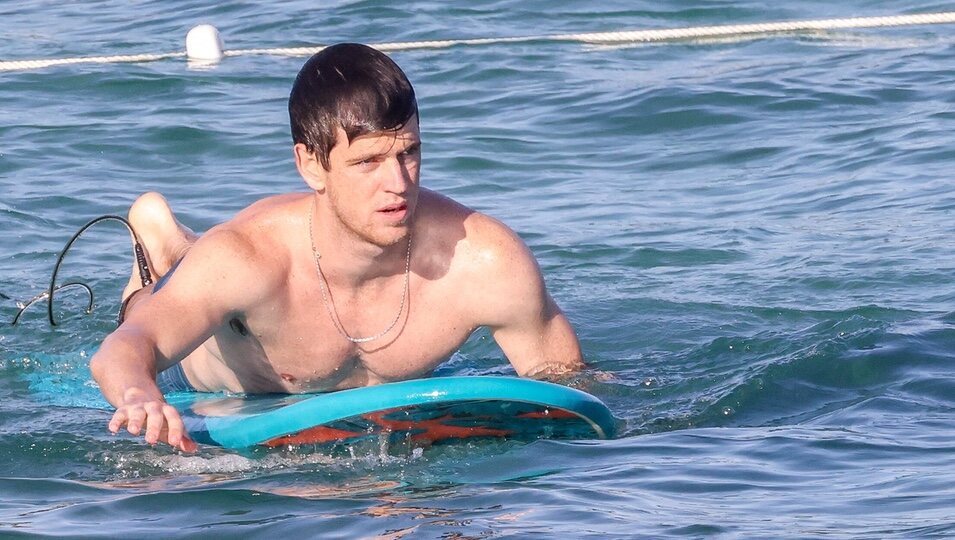 Miguel Bernardeau practicando surf en Ibiza