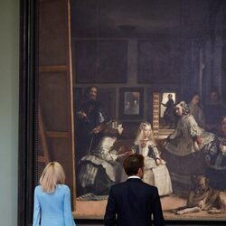 Emmanuel y Brigitte Macron admirando 'Las Meninas' en una visita al Museo del Prado por la Cumbre de la OTAN en Madrid