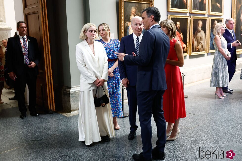 Pedro Sánchez y Begoña Gómez con Joe Biden y sus nietas en una visita al Museo del Prado por la Cumbre de la OTAN en Madrid