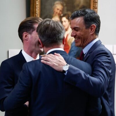 Pedro Sánchez con Xavier Bettel y Gauthier Destenay en una visita al Museo del Prado por la Cumbre de la OTAN en Madrid