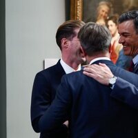 Pedro Sánchez con Xavier Bettel y Gauthier Destenay en una visita al Museo del Prado por la Cumbre de la OTAN en Madrid