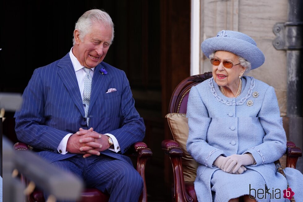 La Reina Isabel y el Príncipe Carlos, muy cómplices en el Queen's Body Guard for Scotland Reddendo Parade