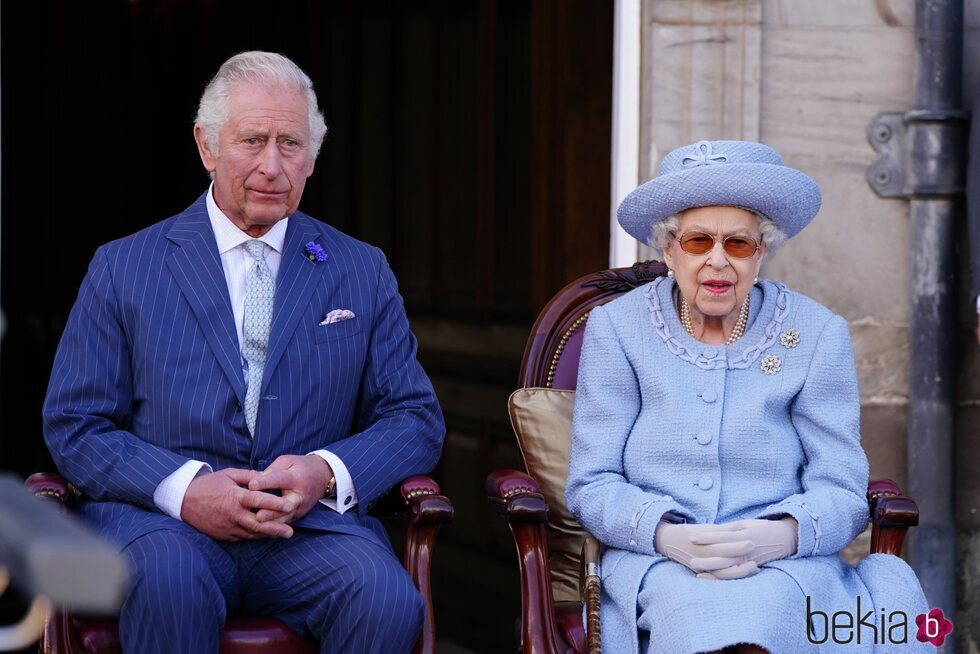 La Reina Isabel y el Príncipe Carlos en el Queen's Body Guard for Scotland Reddendo Parade
