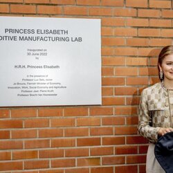 Elisabeth de Bélgica tras descubrir una placa en su visita a un laboratorio de impresión 3D en la Universidad Católica de Lovaina