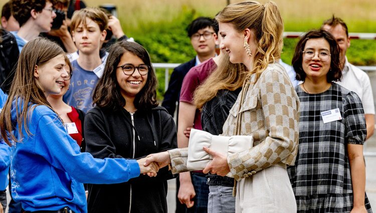 Elisabeth de Bélgica saludando a unas estudiantes en su visita a un laboratorio de impresión 3D en la Universidad Católica de Lovaina