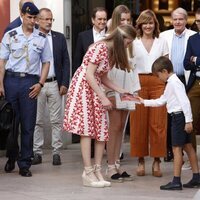 La Princesa Leonor recibiendo un regalo de un niño en su visita al Museo Dalí de Figueres