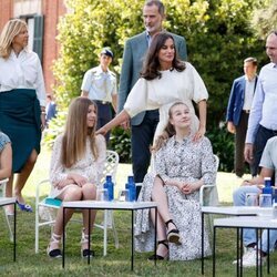 La Reina Letizia, muy cariñosa con sus hijas Leonor y Sofía en presencia del Rey Felipe en un acto en Barcelona