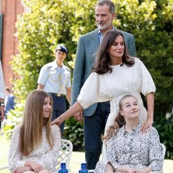 La Reina Letizia en un gesto cariñoso con la Princesa Leonor y la Infanta Sofía en presencia del Rey Felipe en un acto de la Fundación Princesa de Girona