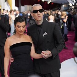 Kourtney Kardashian y Travis Barker llegando a los premios Oscar 2022