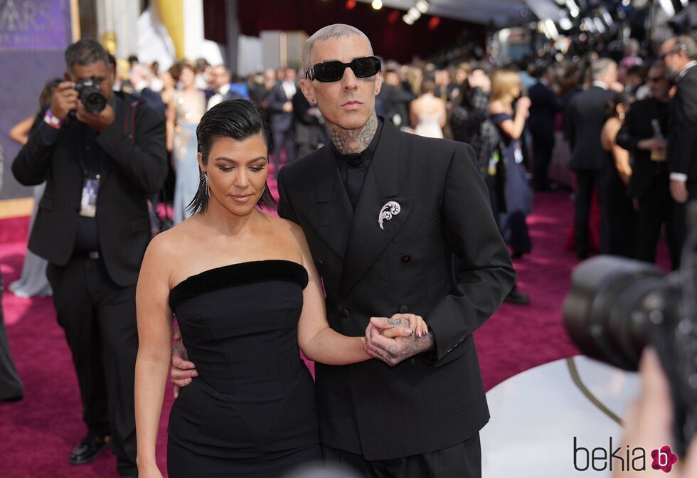 Kourtney Kardashian y Travis Barker llegando a los premios Oscar 2022