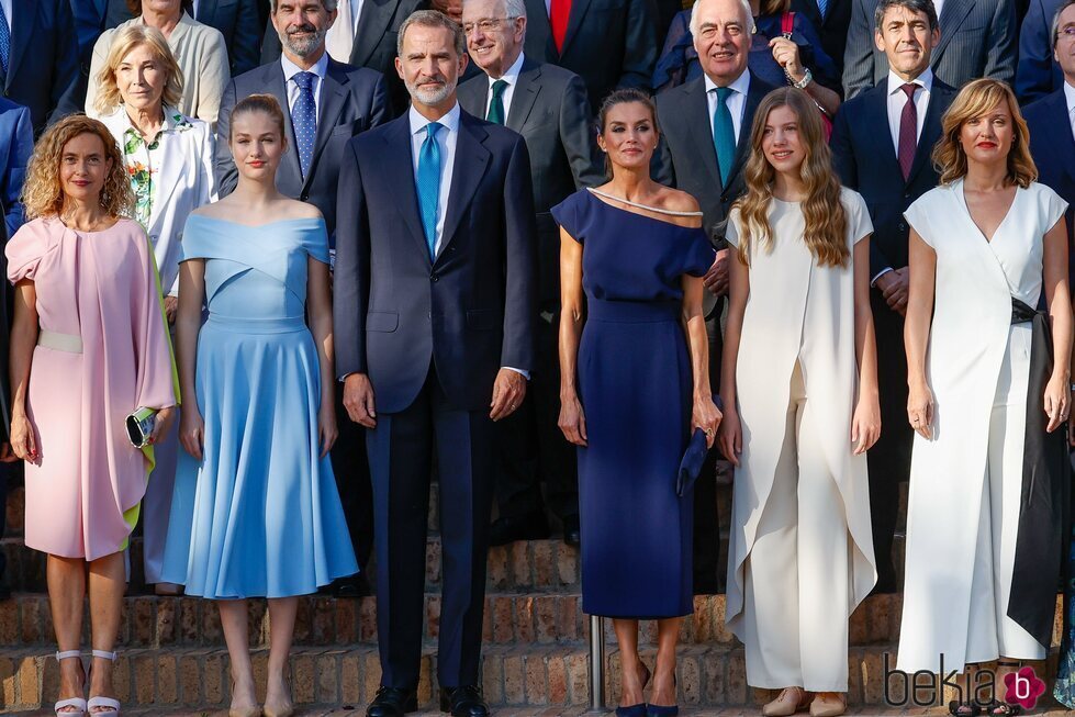 Los Reyes Felipe y Letizia, la Princesa Leonor y la Infanta Sofía con la Presidenta del Congreso y la Ministra de Educación en los Premios Princesa de Giro