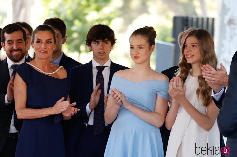 La Reina Letizia, la Princesa Leonor y la Infanta Sofía aplaudiendo en los Premios Princesa de Girona 2022