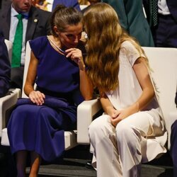 La Reina Letizia y la Infanta Sofía compartiendo confidencias en los Premios Princesa de Girona 2022