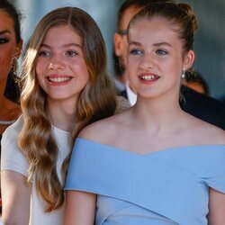 La Princesa Leonor y la Infanta Sofía sonriendo en los Premios Princesa de Girona 2022