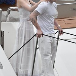 Brooklyn Beckham y Nicola Peltz en un barco en Portofino