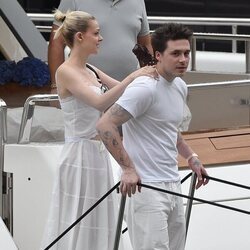 Brooklyn Beckham y Nicola Peltz en un barco en Portofino
