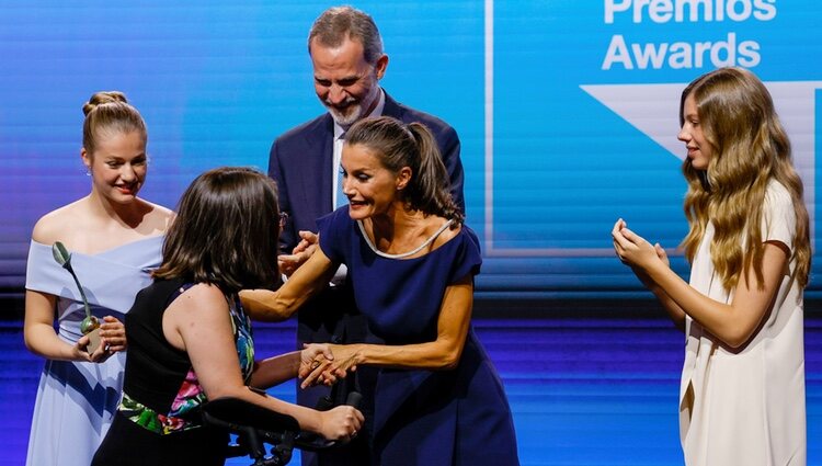 Los Reyes Felipe y Letizia, la Princesa Leonor y la Infanta Sofía con Claudia Tecglen en los Premios Princesa de Girona 2022