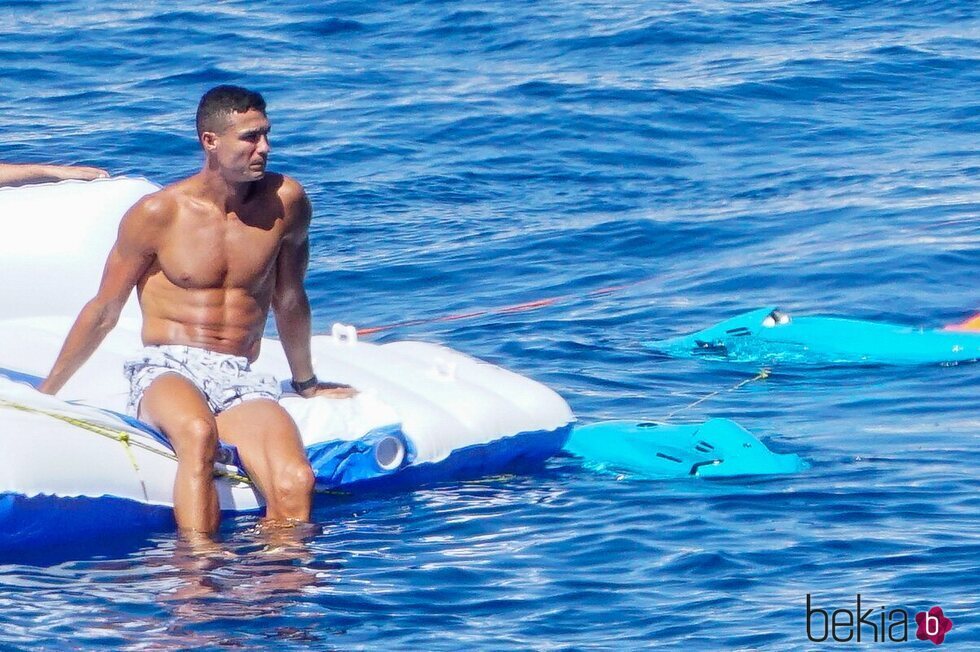 Cristiano Ronaldo disfrutando del mar en Ibiza