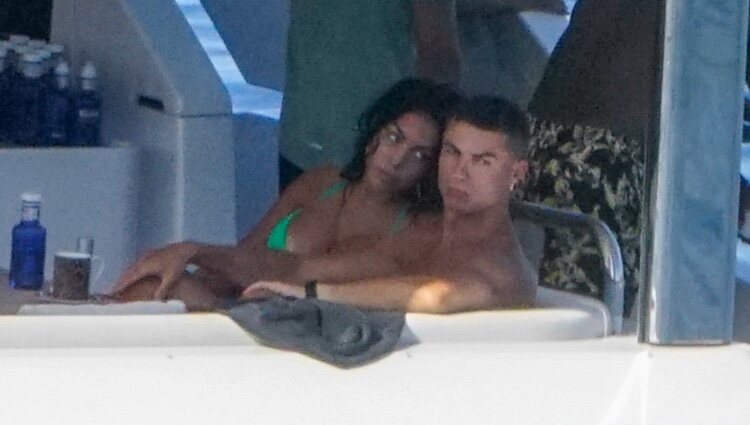 Cristiano Ronaldo y Georgina Rodríguez, cariñosos en Ibiza