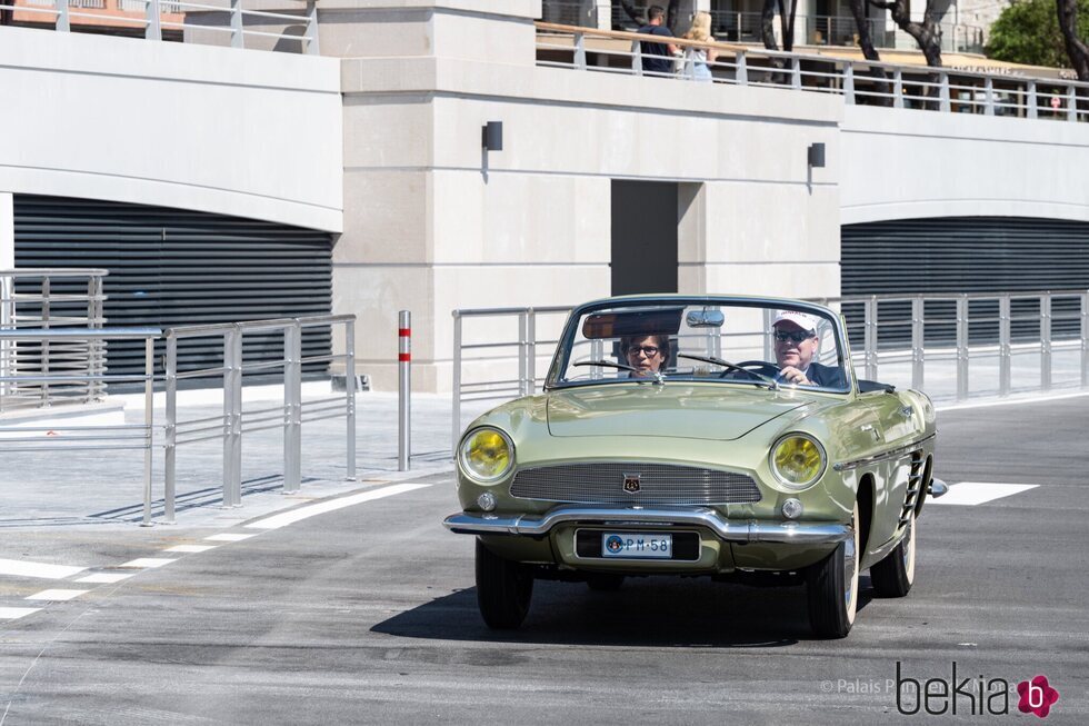 Alberto y Estefanía de Mónaco en un coche de la Colección de Automóviles del Príncipe de Mónaco
